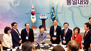 “뭐라고요?” 헤드테이블로 많은 자문위원들이 모여들어 의견을 내자 박 대통령이 귀에 손을 대며 알아들으려 애쓰고 있다. 