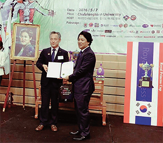 올해로 6회째를 맞은 ‛태국 왕실공주컵 국제태권도대회’에서 태권도 진흥재단으로부터   감사장을 받은 민주평통 태국지회. 오른쪽이 문범덕 지회장이다.