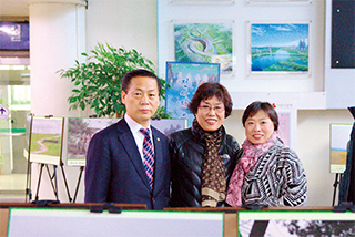 인천 서구청에 전시된 제1회 ‘나만의 통일 화랑’ 당선작과 함께한 유정학 회장(왼쪽).  