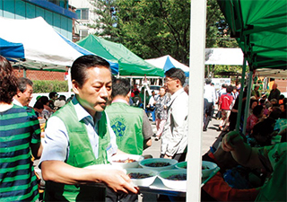 지역 어르신들을 위한 짜장면 나눔 봉사를 하는 유정학 회장.