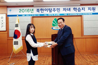 지난 4월 북한이탈주민의 자녀를 위해 학습지 지원사업을 시작한 최재현 협의회장(오른쪽).