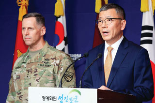7월 8일 사드 한국 배치를 공식 발표하는 류제승 국방부 국방정책실장(오른쪽)과 토머스 밴들 주한 미8군사령관.