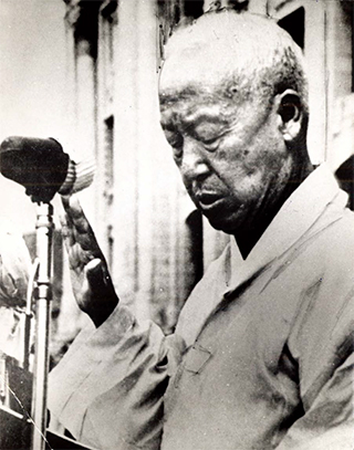 1948년 7월 24일 초대 대통령 취임식에서 선서하는 이승만 대통령.