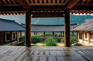 굽이치는 낙동강과 병풍 같은 산자락을 바라보는 곳에 들어선 병산서원.