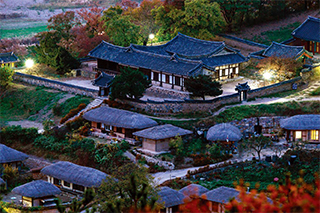 양동마을 성주산에서 내려다본 관가정 주변의 초저녁 풍경.