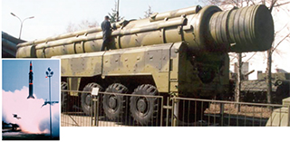 데탕트 이후 유럽에서 신냉전을 일으켰던 구소련의 SS-20과 미국의 퍼싱 중거리미사일(작은 사진). 공산주의자들은 소련이 SS-20을 동독에 먼저 배치한 것은 지우고 미국이 퍼싱을 서독에 배치해 평화가 흔들렸다고 거짓 주장했다.
