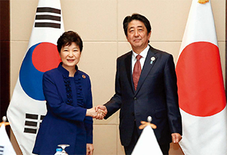 블라디보스토크와 항저우, 비엔티안까지 함께 움직인 일본의 아베 총리와는 비엔티안에서 정상회담을 가졌다. 짧은 기간 박 대통령은 3개국을 돌며 4강 정상을 모두 만난 것이다.