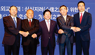공공외교의 중요성은 오래전부터 제기돼왔다. 2013년 열린 제1회 한중 공공외교포럼에는 장신썬 주한 중국대사, 리자오싱 중국 공공외교협회회장, 박병석 국회부의장, 조태열 외교부 제2차관, 유현석 한국국제교류재단 이사장(왼쪽부터)이 참석했다.