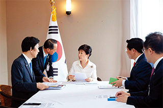 북한의 5차 핵실험 직후 순방 중인 라오스에서 긴급대책회의를 하고 있는 박근혜 대통령.
