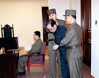 사형 선고 받는 장성택. 장성택 처형이 고위층의 구조적 탈북의 한 원인이 되고 있다.