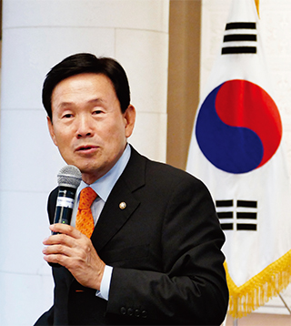 한삼화 부의장은 민주평통 11기부터 4기에 걸쳐 자문위원으로 일했고, 부의장직도 이번까지 3회째 맡아 봉사하고 있다.