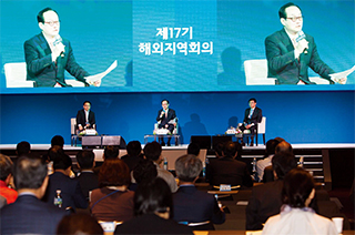 김영수 서강대 교수가 진행한 통일토크쇼. 곽인수, 안명철 씨가 패널로 참여했다.