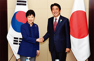 지난 9월 라오스에서 만난 박근혜 대통령과 아베 일본 총리. 한일정보보호협정을 체결할 수 있느냐는 양국이 불편했던 과거사 문제를 해결하고 불확실한 미래 위협에 공동으로 대처하게 됐다는 암시가 된다.