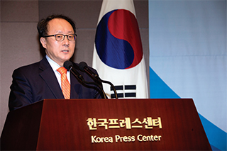 바웬사는 신앙과 가치에 대한 확신으로 변화를 이끌어 냈다고 강조한 유호열 민주평통 수석부의장.