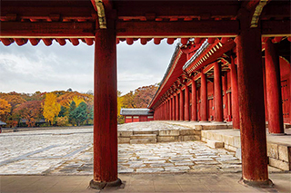 동쪽 월랑에서 바라본 정전과 월대.
