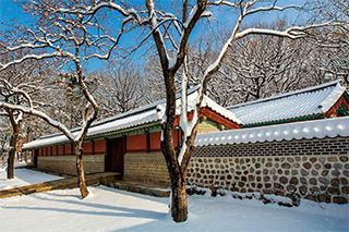 향대청 주변의 설경. 제례 예물을 보관하고 헌관들이 대기하던 곳이다.