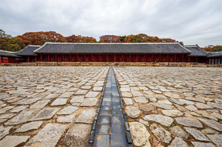 정전의 정문에서 바라본 광활한 월대와 길게 누운 정전. 숨 막힐 듯한 긴장감과 엄숙함이 느껴진다.