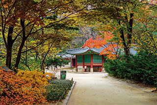 종묘 관람 동선에서의 첫 번째 경유지인 망묘루.
