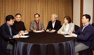 정유년을 전망한 <통일시대>·<e-행복한 통일> 편집위원들. 왼쪽부터 안제노, 조봉현, 김영수, 김근식, 이호령 ,박인휘 씨.