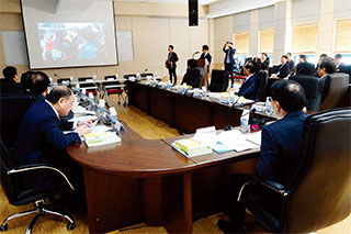 2016년 10월 12일 경기 안성시 하나원에서 열린 국정감사에서 국회 외통위 의원들이 하나원의 현황을 설명듣고 있다. 이제는 보고와 통계를
위한 탈북민 정착 교육보다 탈북민을 대한민국인으로 만드는 실질적인 정책의 추진이 필요하다.